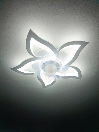 Lámpara de techo flor blanca sin usar