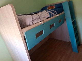 Cama alta azul casi nueva