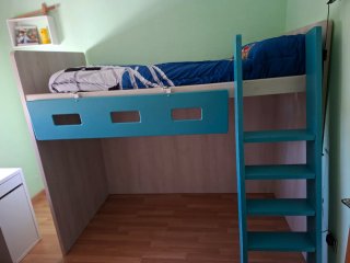 Cama alta azul casi nueva