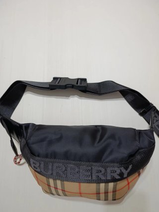 Riñonera Burberry Beige y Negra
