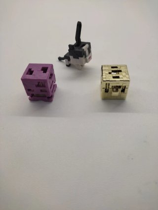 Figuras de Minecraft en los Kinder Joy.