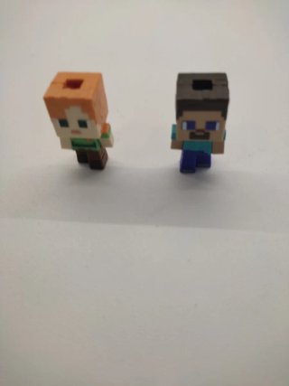 Figuras de Minecraft en los Kinder Joy.