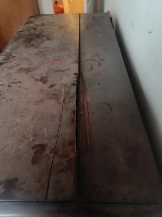 Cómoda antigua de madera con tiradores verdes