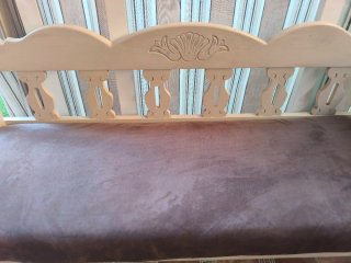 Banco de madera beige con asiento de yute