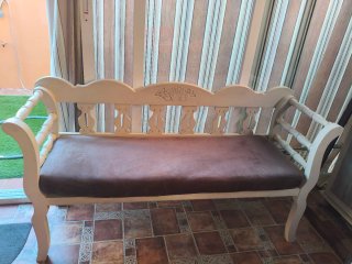 Banco de madera beige con asiento de yute