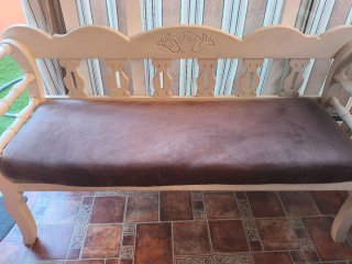 Banco de madera beige con asiento de yute
