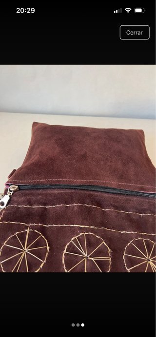 Bolso ante marrón con adornos
