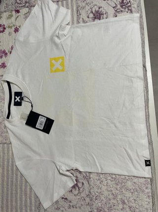 Camiseta blanca con logo amarillo