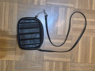 Bolso negro acolchado con cadena