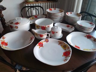 Vajilla de porcelana con flores