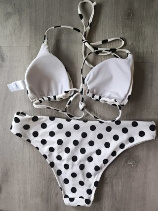 Bikini de lunares blanco y negro