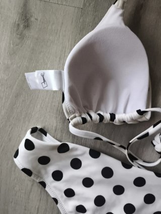Bikini de lunares blanco y negro