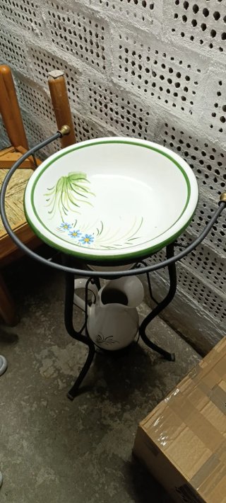 Lavabo antico in ceramica e metallo