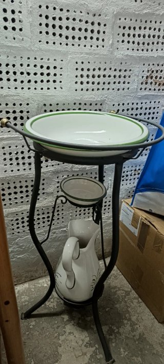 Lavabo antico in ceramica e metallo