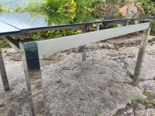 Mesa de comedor de cristal y metal