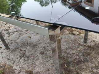 Mesa de comedor de cristal y metal