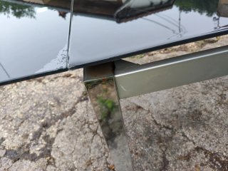 Mesa de comedor de cristal y metal
