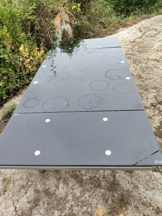 Mesa de comedor de cristal y metal