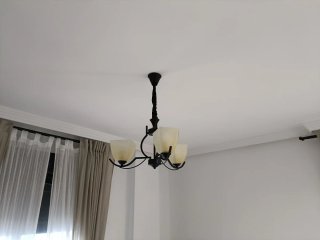 Dos lámparas de techo colgante de cristal y metal
