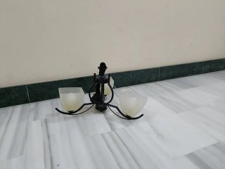 Dos lámparas de techo colgante de cristal y metal