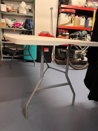 Mesa plegable blanca multiusos
