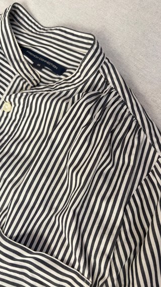 Camisa de rayas blanca y negra French connection