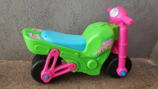 Moto infantil verde y rosa