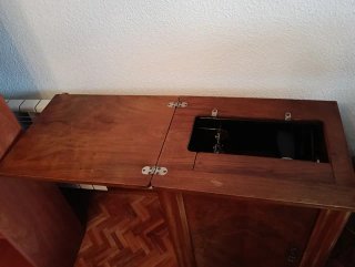 Máquina de coser Sigma antigua con mueble