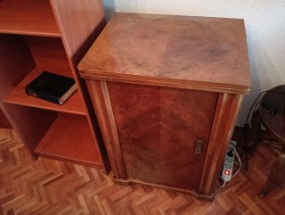 Máquina de coser Sigma antigua con mueble
