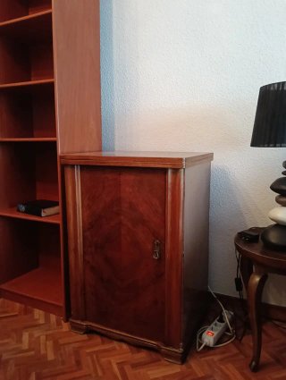 Máquina de coser Sigma antigua con mueble