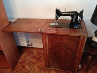 Máquina de coser Sigma antigua con mueble