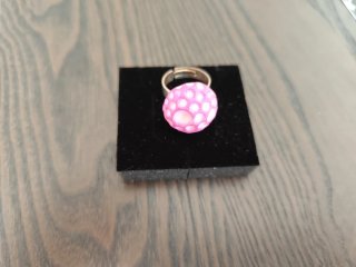 Anillo ajustable rosa con diseño de burbujas