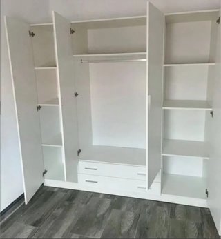 Ultimi armadi in offerta! Scopri la nostra selezione esclusiva di armadi, progettati per ottimizzare lo spazio e portare eleganza alla tua casa.