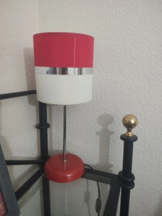 Lámpara de mesa roja y blanca