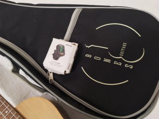 Ukelele soprano con funda y afinador
