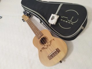 Ukelele soprano con funda y afinador