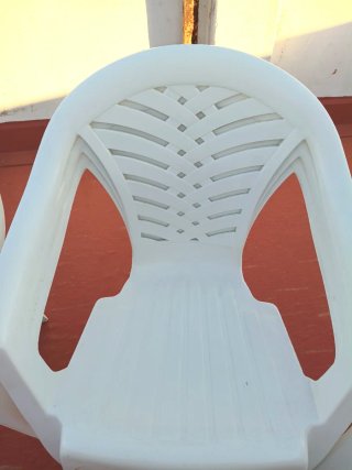 Otto sedie di due modelli diversi. Impilabili