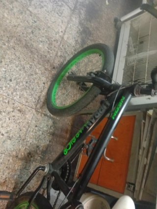 Bicicleta BMX Negra con Ruedas Verdes