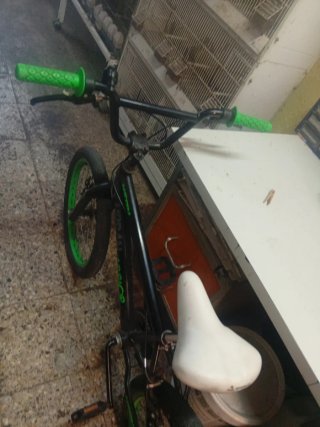 Bicicleta BMX Negra con Ruedas Verdes