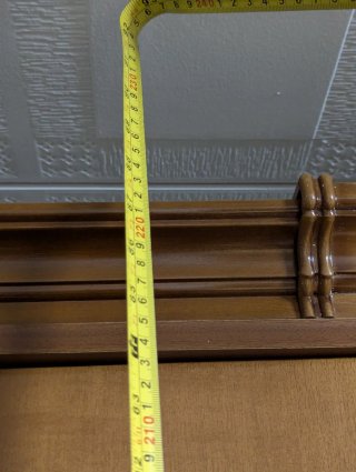 Vajillero de madera con detalles dorados
