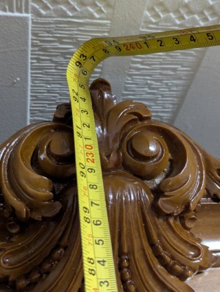 Vajillero de madera con detalles dorados