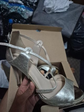 Tacones dorados y plateados