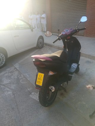 Peugeot Speedfight 2 Scooter Negra y Rosa