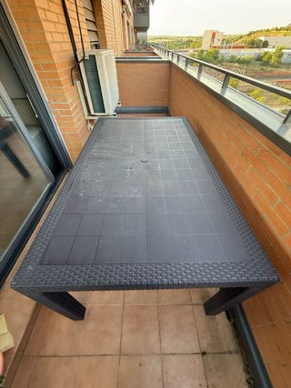 Tavolo da esterno in rattan e plastica