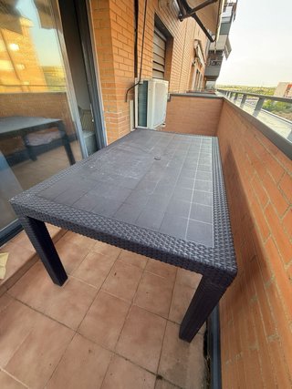 Tavolo da esterno in rattan e plastica
