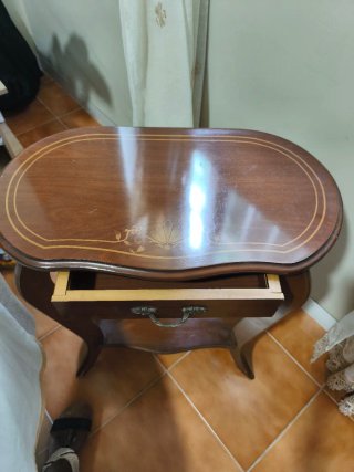 Mesa auxiliar de madera con cajón