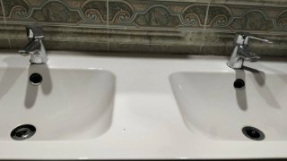 Lavabo doble de loza con una pequeña imperfección
