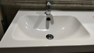 Lavabo doble de loza con una pequeña imperfección