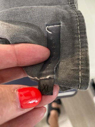 Chaqueta tejana gris con detalles y lentejuelas.