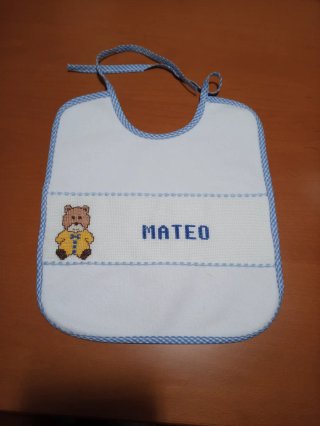 Babero personalizado bordado Mateo